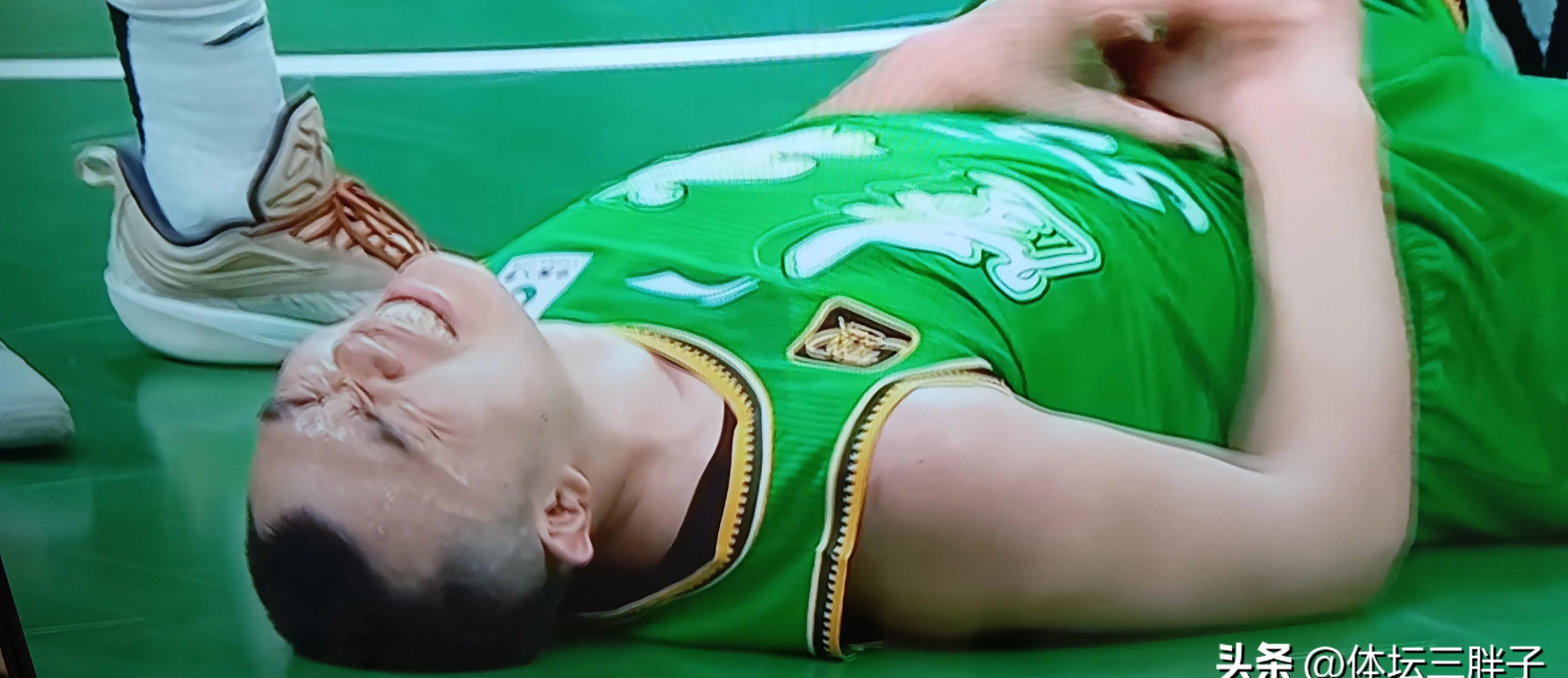 拼尽全力：球员奋力拼搏，孜孜不倦追求胜利
