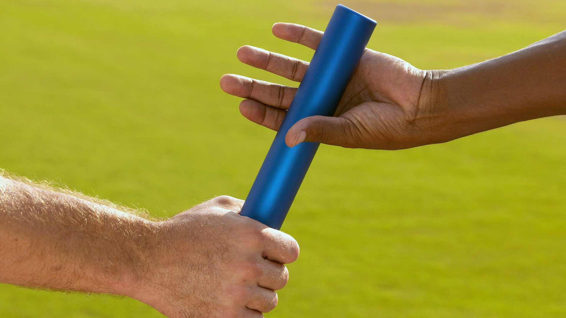 亚博体育官网-田径赛场焦点！克罗地亚队对阵中国队，意外判罚引发热议，比赛氛围紧张