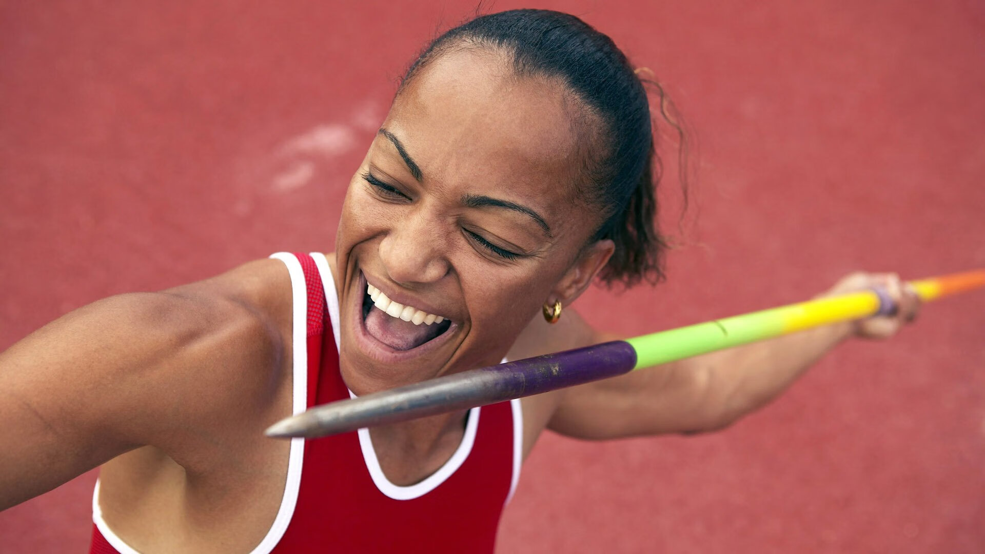 亚博-田径赛场焦点！意大利队对阵比利时队，意外判罚引发热议，比赛氛围紧张